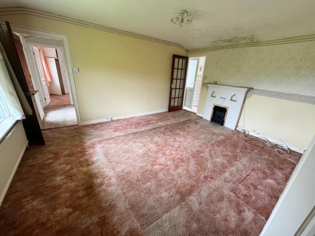 Lot: 146 - DETACHED BUNGALOW WITH POTENTIAL IN POPULAR LOCATION - Living room